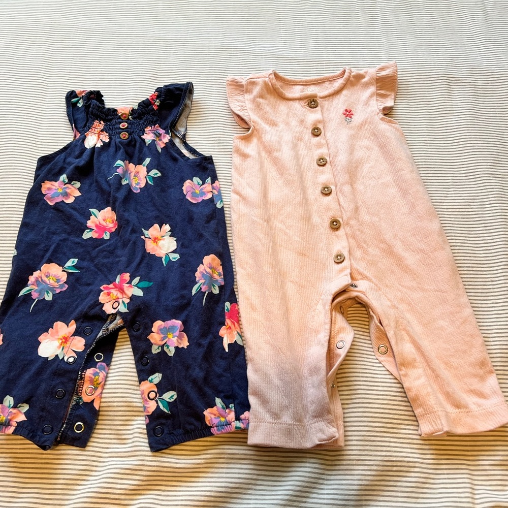 Set of 2 one piece bodysuit’s. Size 3M. Carters brand. New but no tags on them.